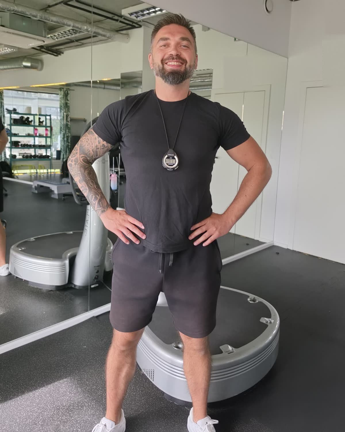 Paweł Łyda — Master Trainer VTS, Power Plate w tle
